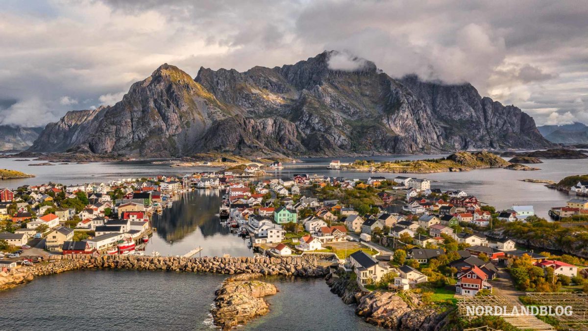 Blick auf Henningsvær Lofoten Norwegen