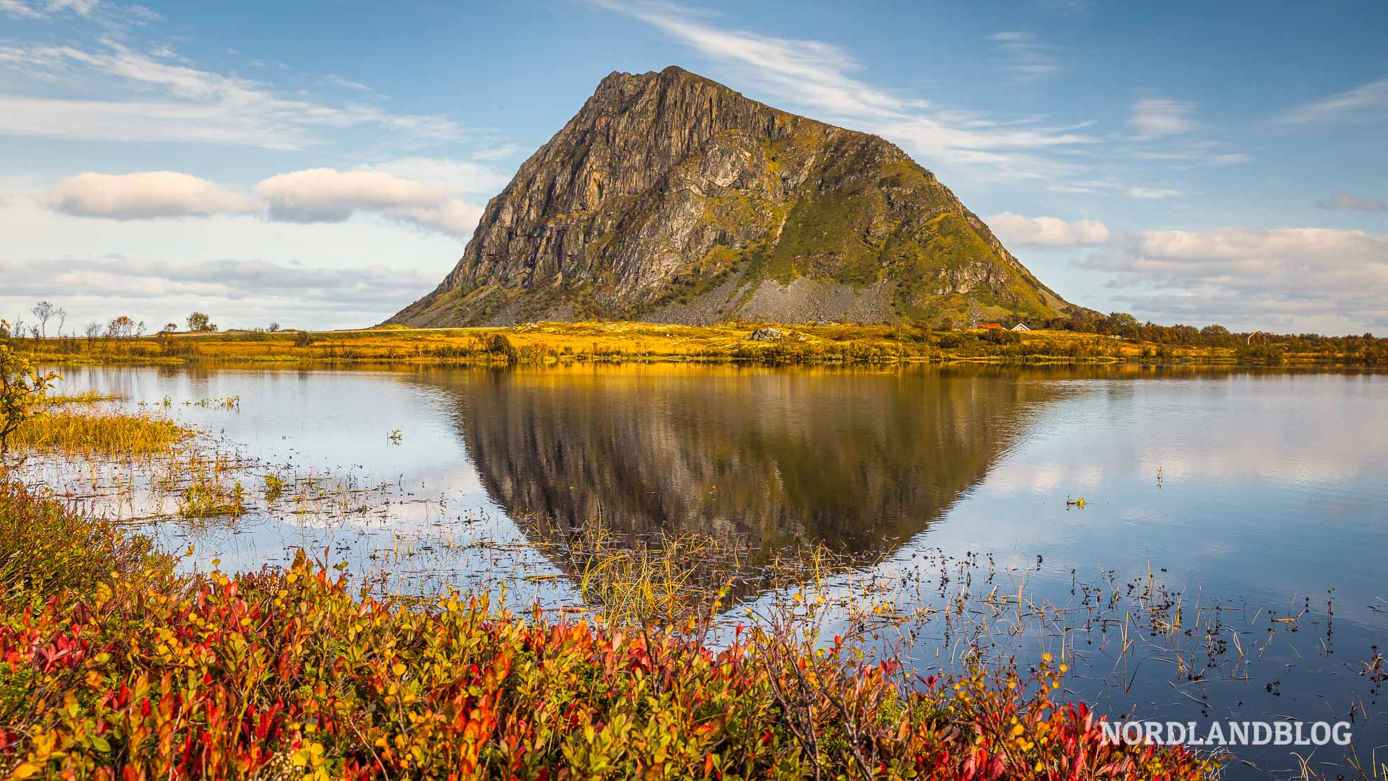 Blick zum Hoven auf Gimsøya Lofoten Norwegen