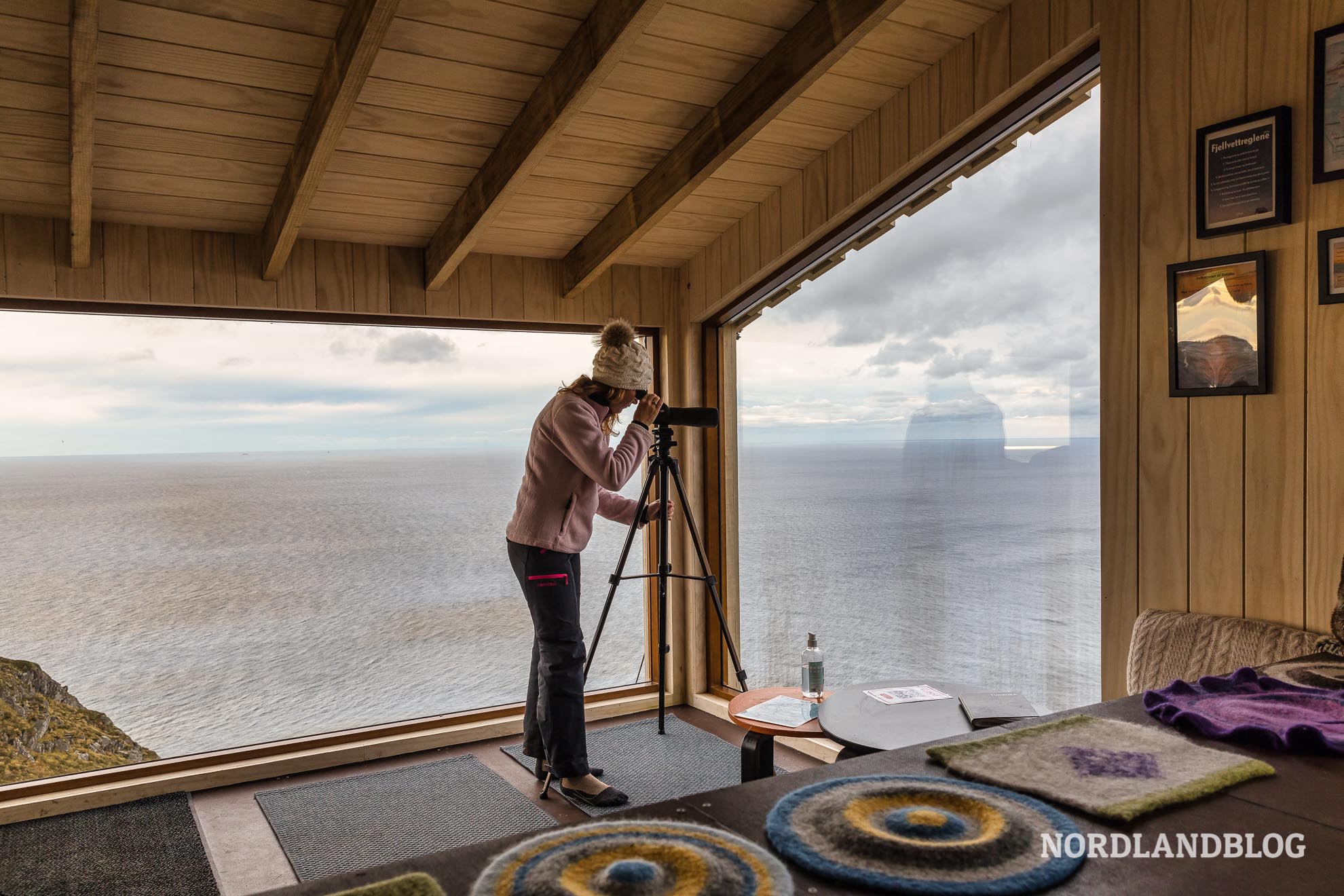 Fernglas in der Schutzhütte Dosabu in Fjordnorwegen Bremanger