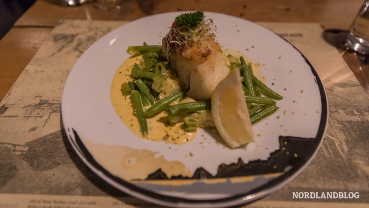 Abendessen-Fisch-im-Restaurant-Gammelbua-Reine-Essen-auf-den-Lofoten-Norwegen