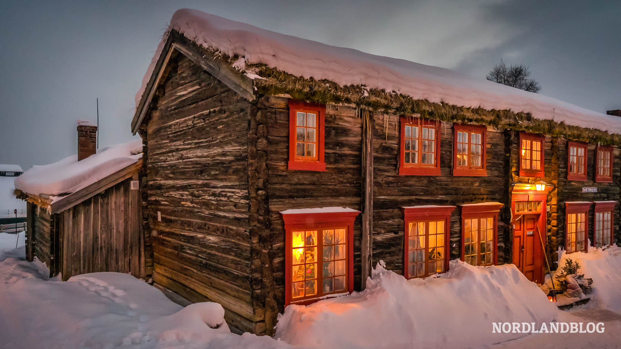 Altes Holzhaus in Roeros im Winter zu Weihnachten in Norwegen