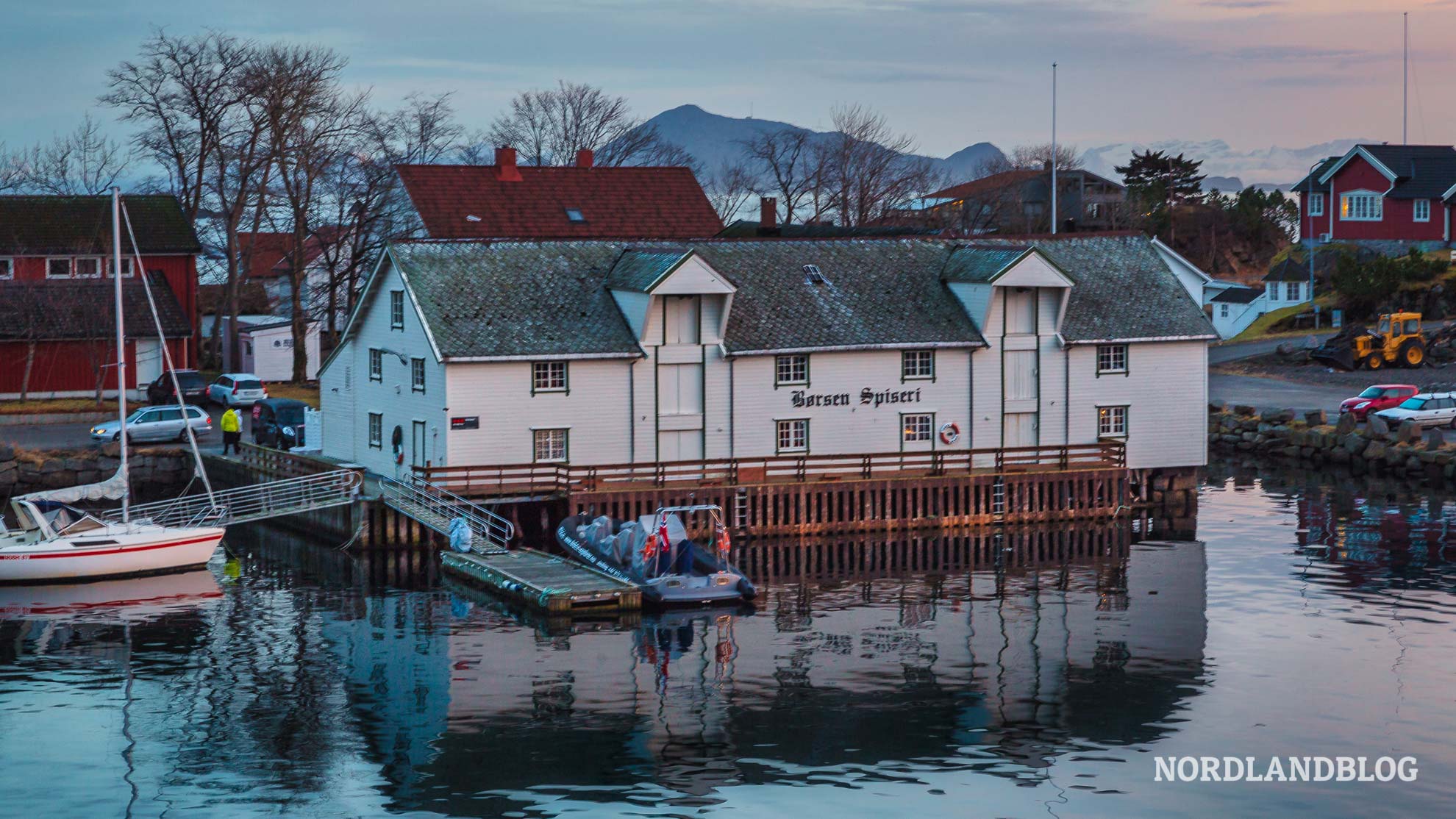 Aussenansicht vom Restaurant Börsen Spiseri in Svolvaer zum Thema Essen auf den Lofoten