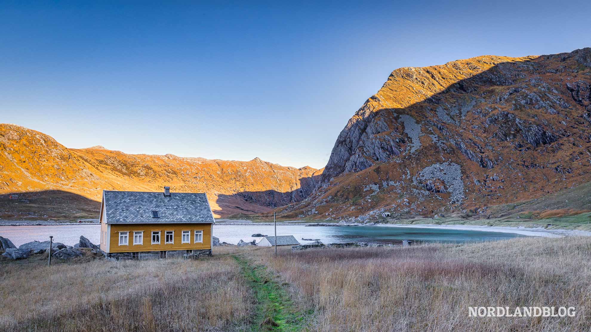 Bauernhof Gelbes Haus Bucht Strand Vetvika Bremanger Fjordnorwegen