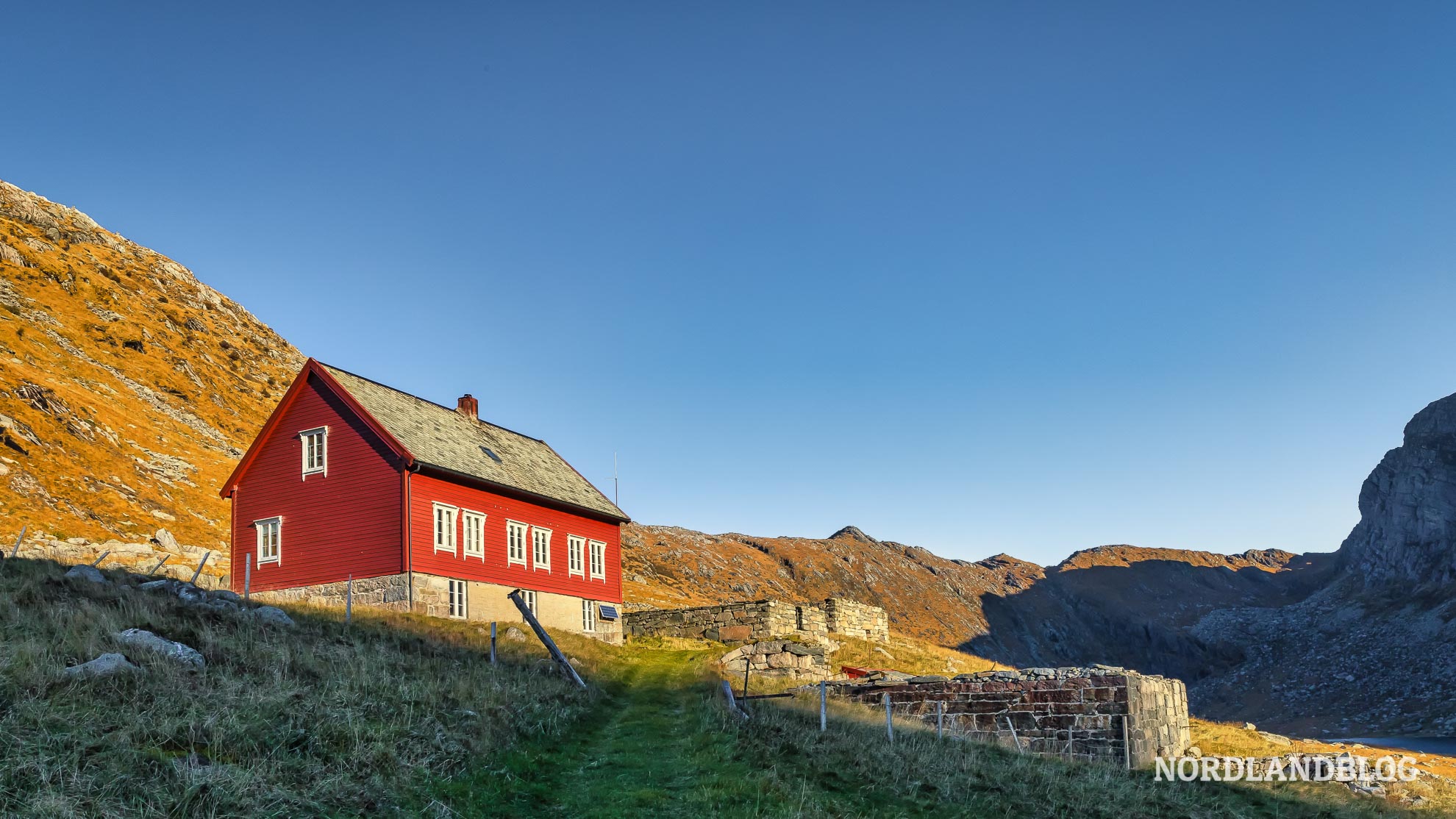 Farm Solheim am Ziel unserer Wanderung in die Bucht Vetvika in Bremanger