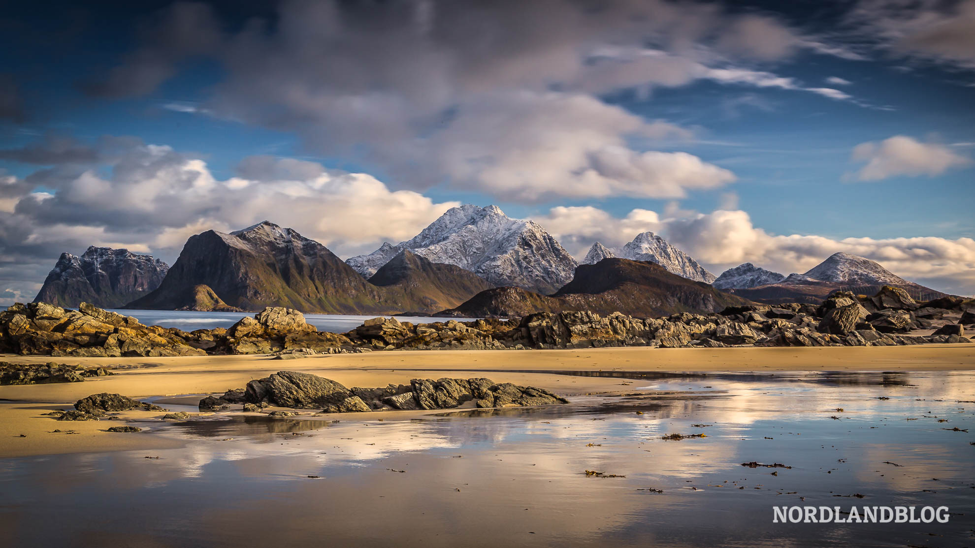 Blick auf die Berge vom Strand Storsandnes Traumstrände auf den Lofoten (Norwegen)
