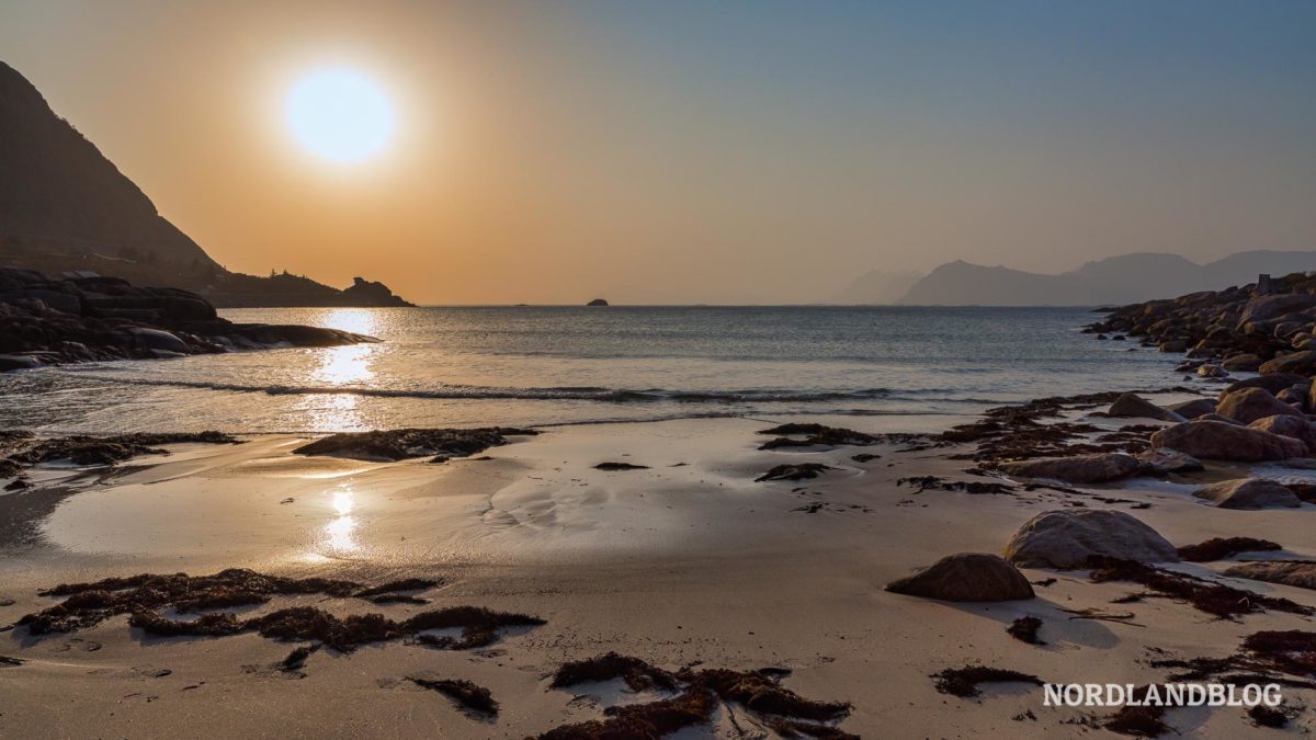 Bucht-Rorvika-Beach-Traumstraende-auf-den-Lofoten-Norwegen