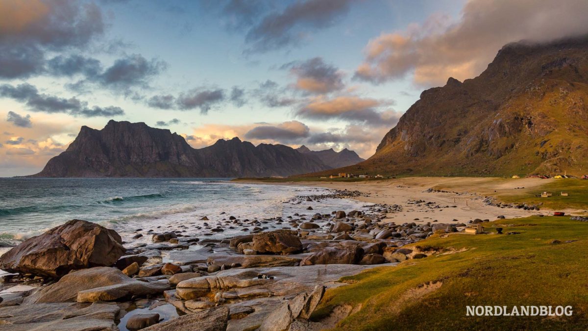 Bucht-und-Strand-Uttakleiv-Traumstraende-auf-den-Lofoten-Norwegen