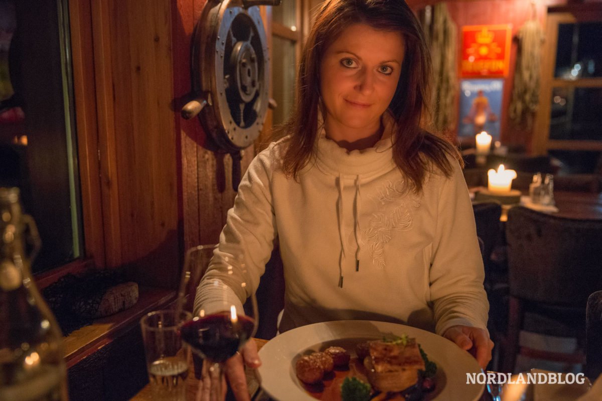 Conny-im-Restaurant-Nyvagar-Kabelvag-Essen-auf-den-Lofoten-Norwegen