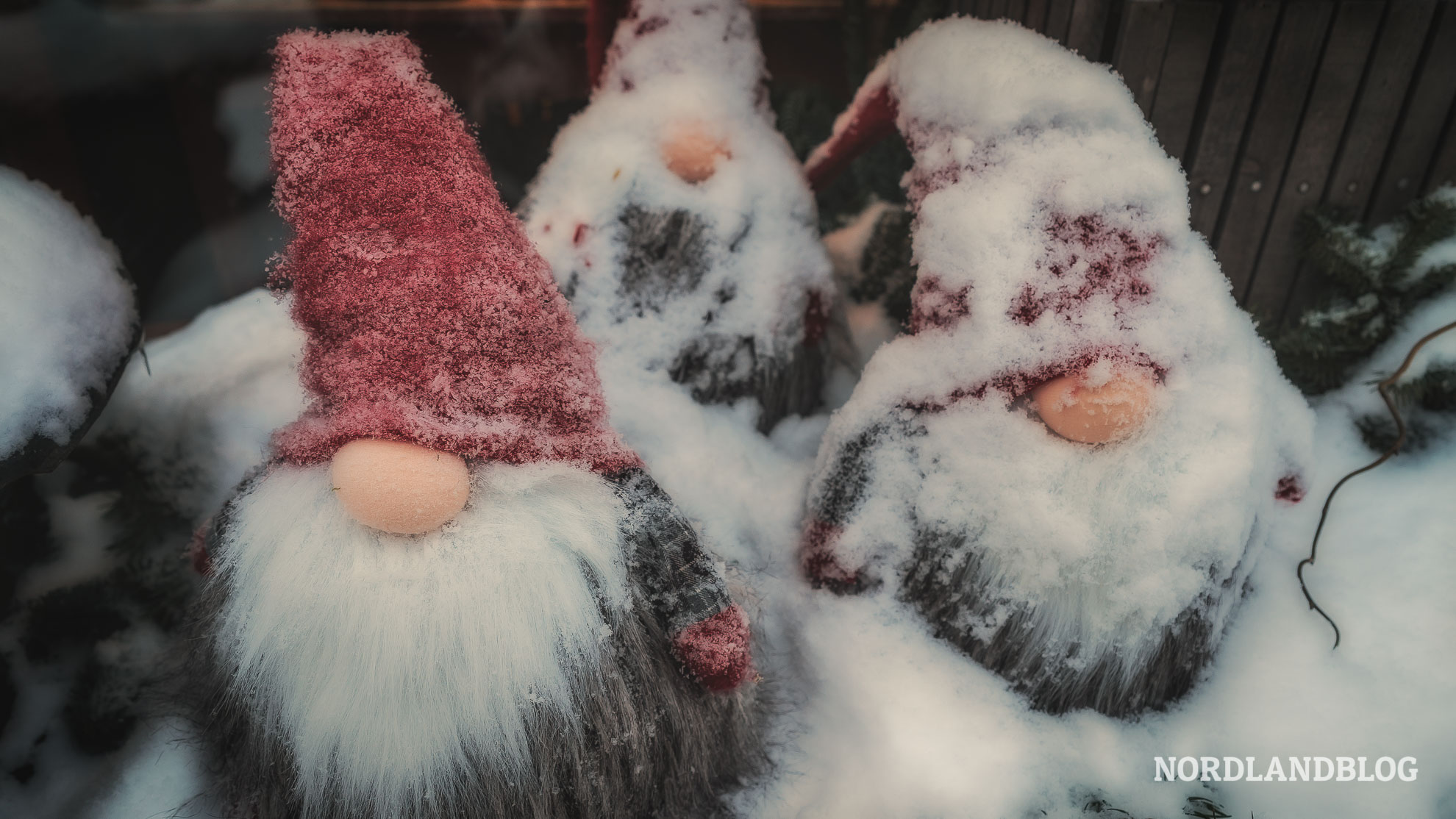 Weihnachtsgeschichte aus Norwegen mit drei Nissen im Schnee