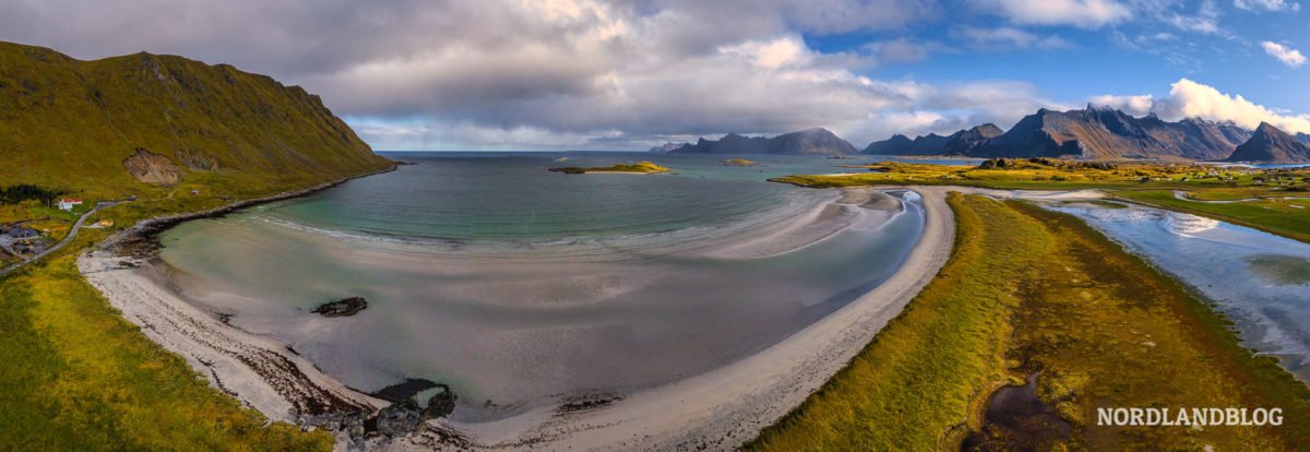 Drohne Panorama Yttersand Strand in Fredvang Traumstrände auf den Lofoten (Norwegen)