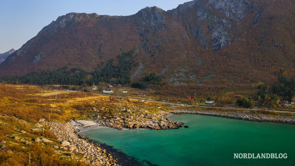 Drohnenaufnahme-Bucht-Rorvika-Beach-Traumstraende-auf-den-Lofoten-Norwegen