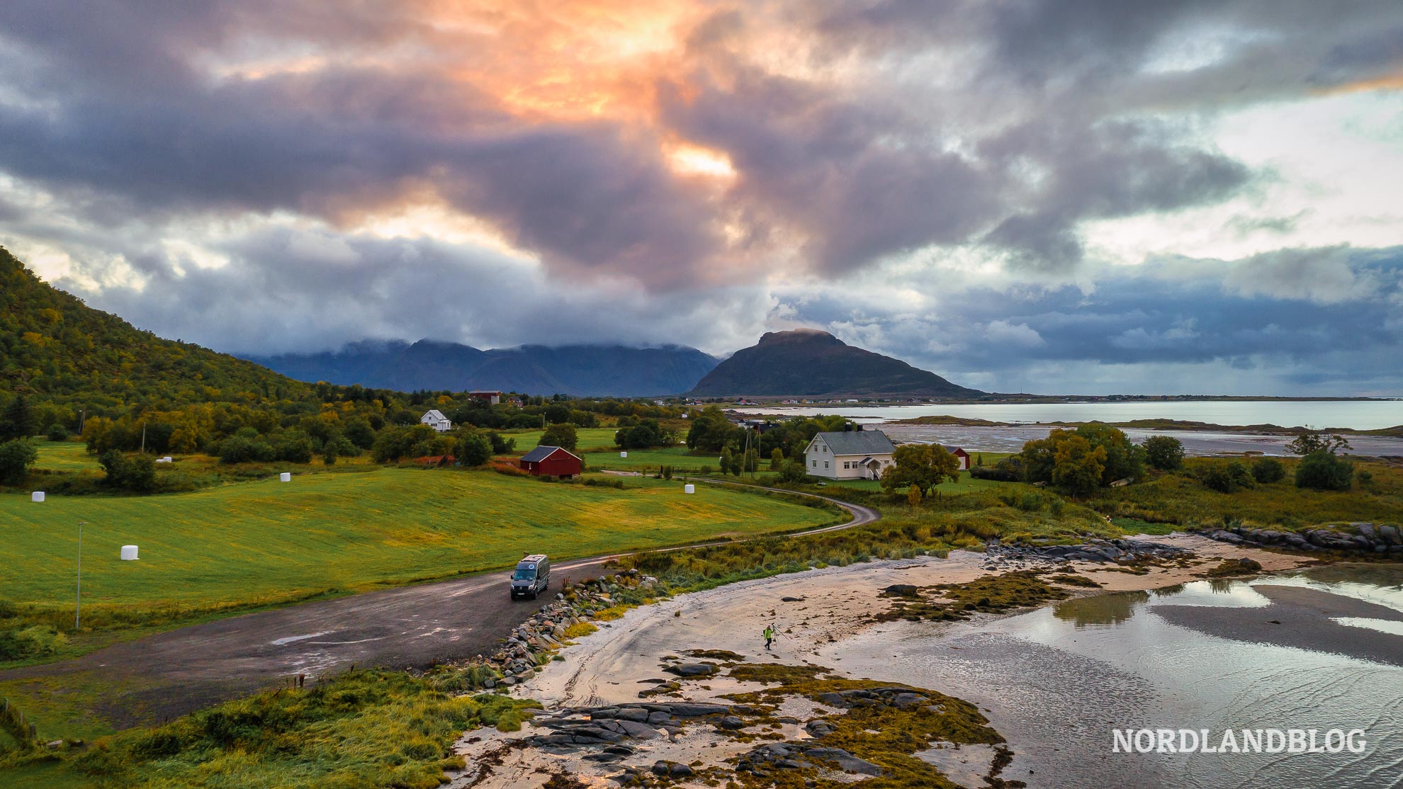 Drohnenaufnahme-Gimsoy-Kirke-Gimsoysanden-Strand-Traumstraende-auf-den-Lofoten-Norwegen