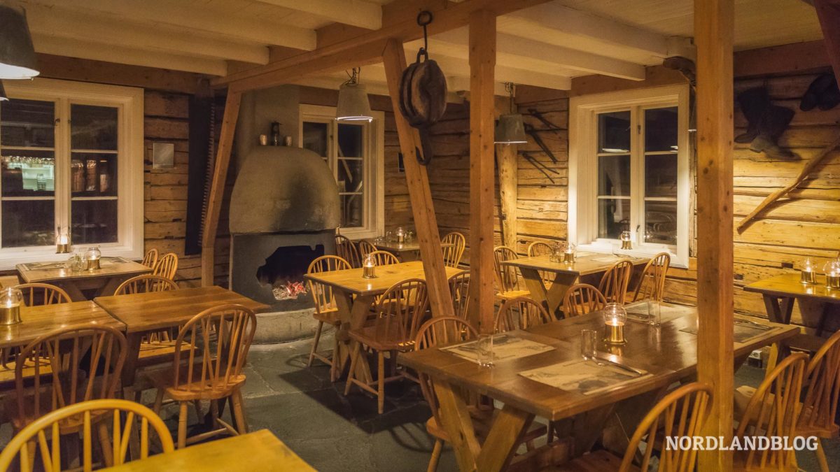 Gastraum-im-Restaurant-Gammelbua-Reine-Essen-auf-den-Lofoten-Norwegen