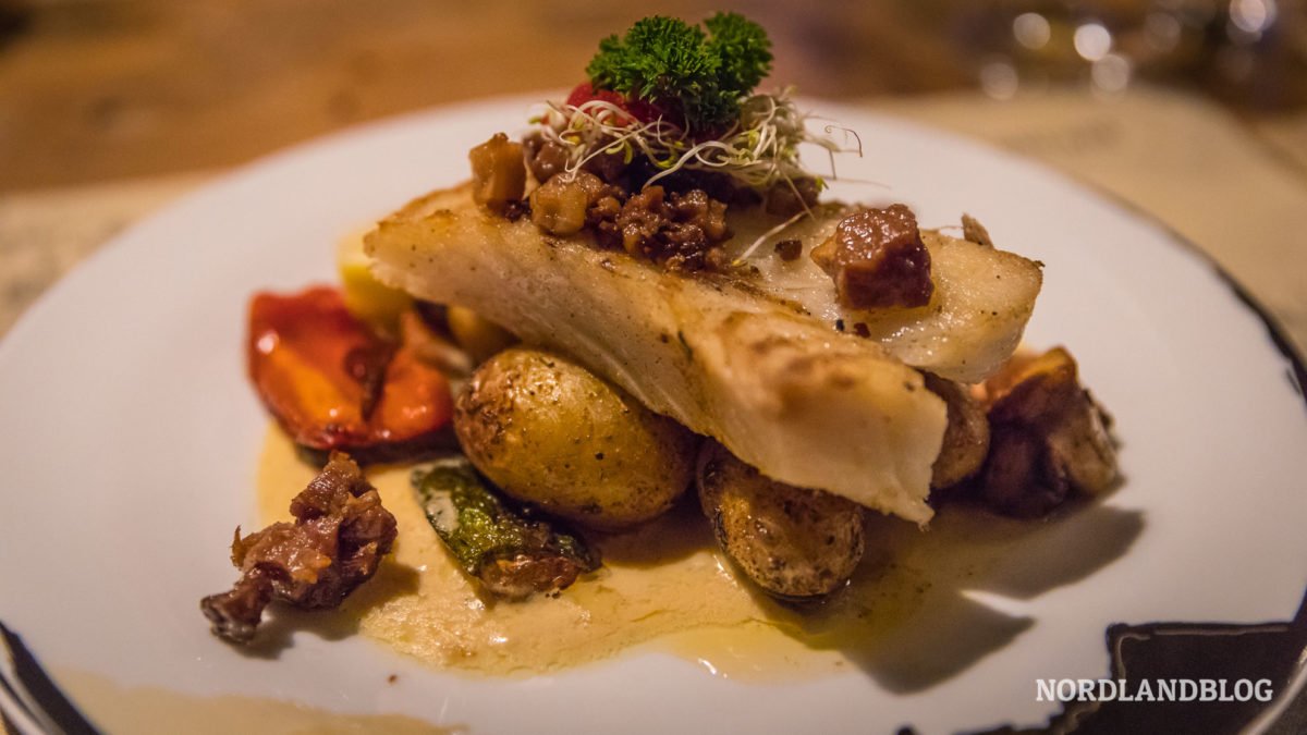 Hauptgang-Fisch-im-Restaurant-Gammelbua-Reine-Essen-auf-den-Lofoten-Norwegen