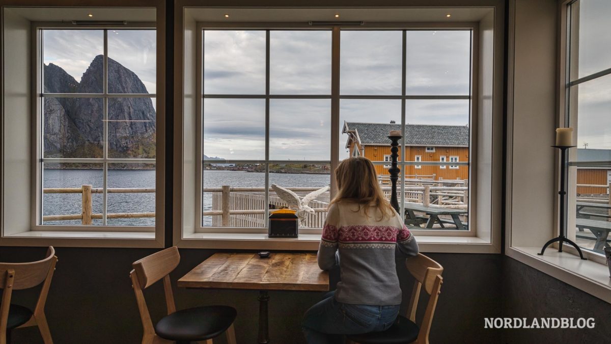 Innenansicht-mit-Conny-Sjomat-Restaurant-Sakrisoy-Essen-auf-den-Lofoten-Norwegen