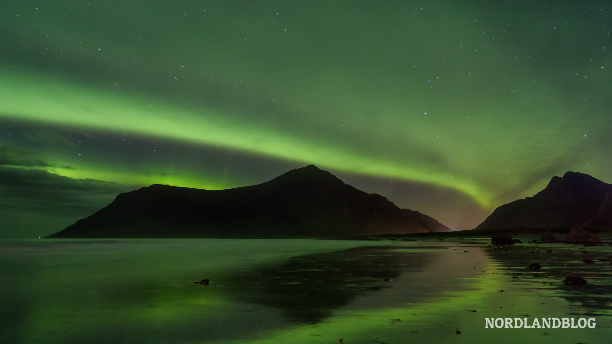 Nordlichter am Skagsanden Beach Traumstrände auf den Lofoten (Norwegen)