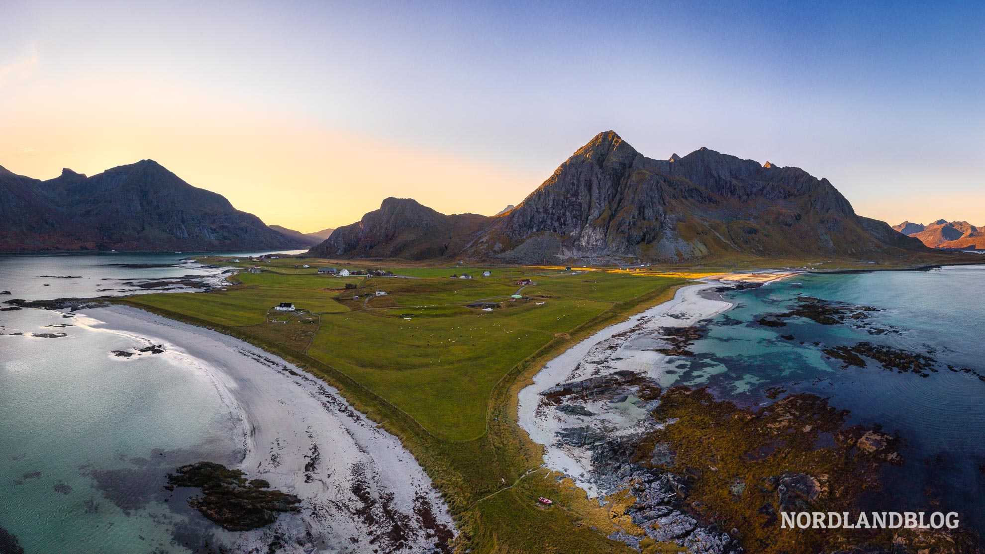 Panorama Drohne Skagsanden Beach Traumstrände auf den Lofoten (Norwegen)