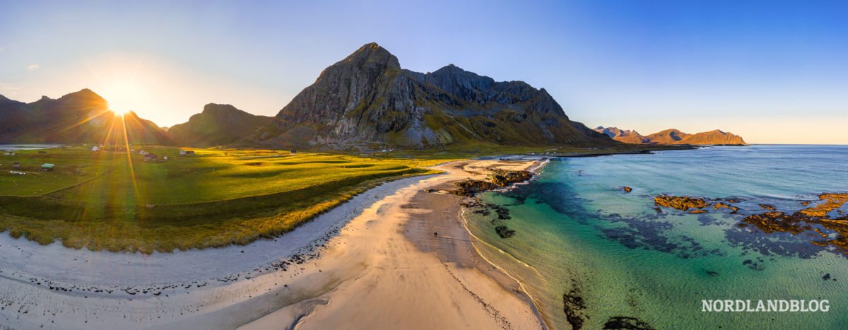 Panorama Sonnenaufgang Skagsanden Beach Traumstrände auf den Lofoten (Norwegen)