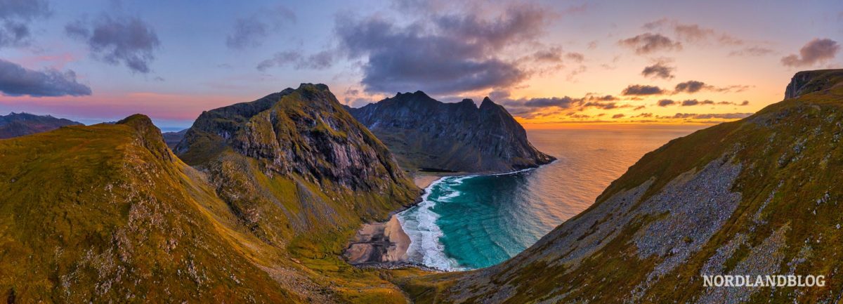 Panorama Sonnenuntergang Kvalvika Beach Traumstrände auf den Lofoten (Norwegen)