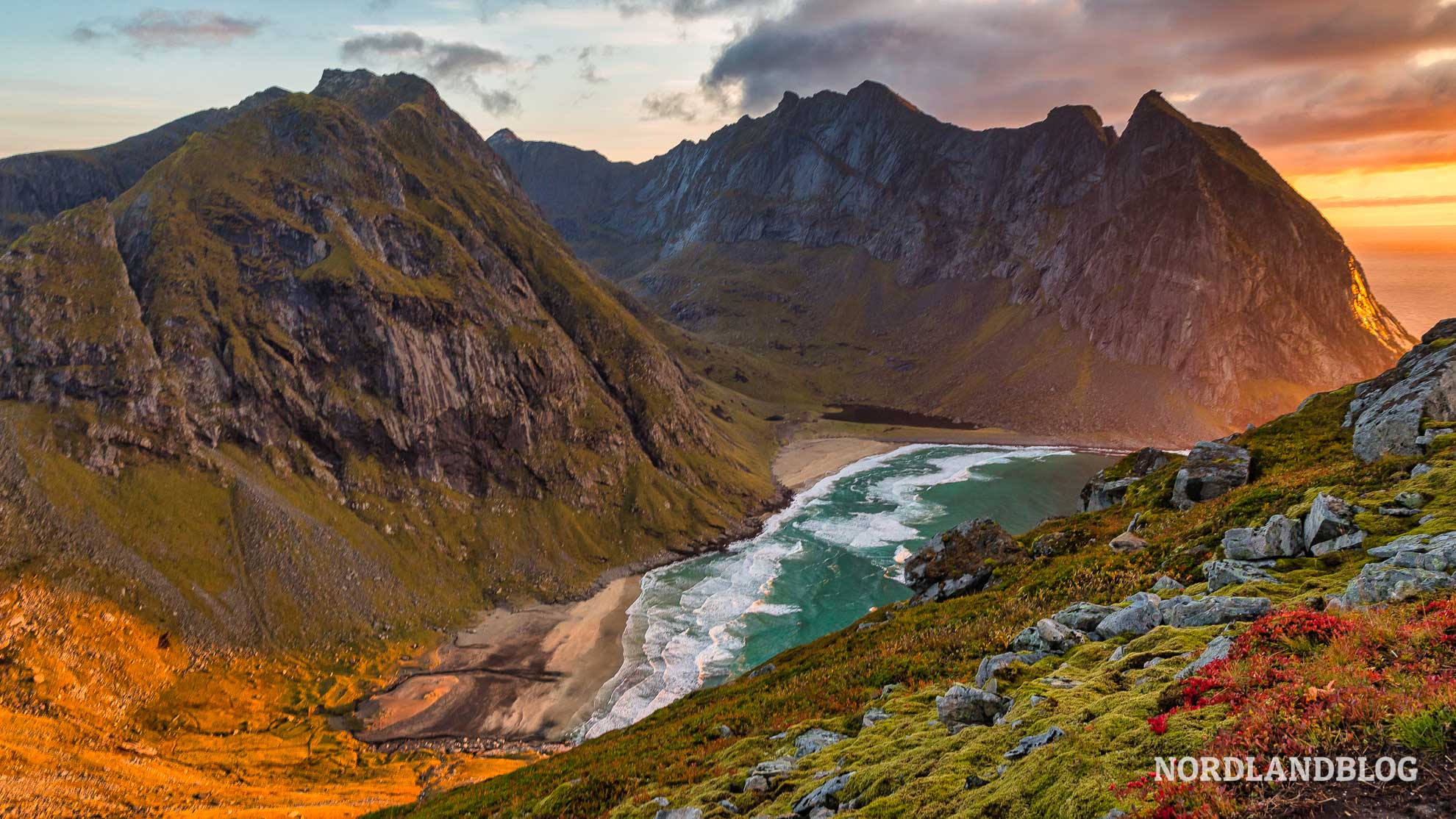 Sonnenuntergang Kvalvika Beach Traumstrände auf den Lofoten (Norwegen)