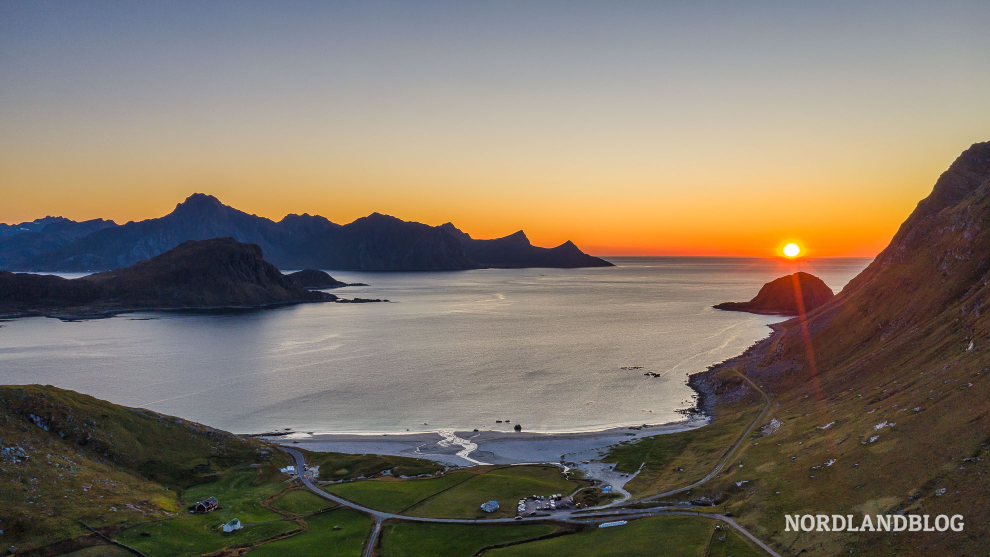 Sonnenuntergang-am-Strand-Haukland-Beach-Traumstraende-auf-den-Lofoten-Norwegen