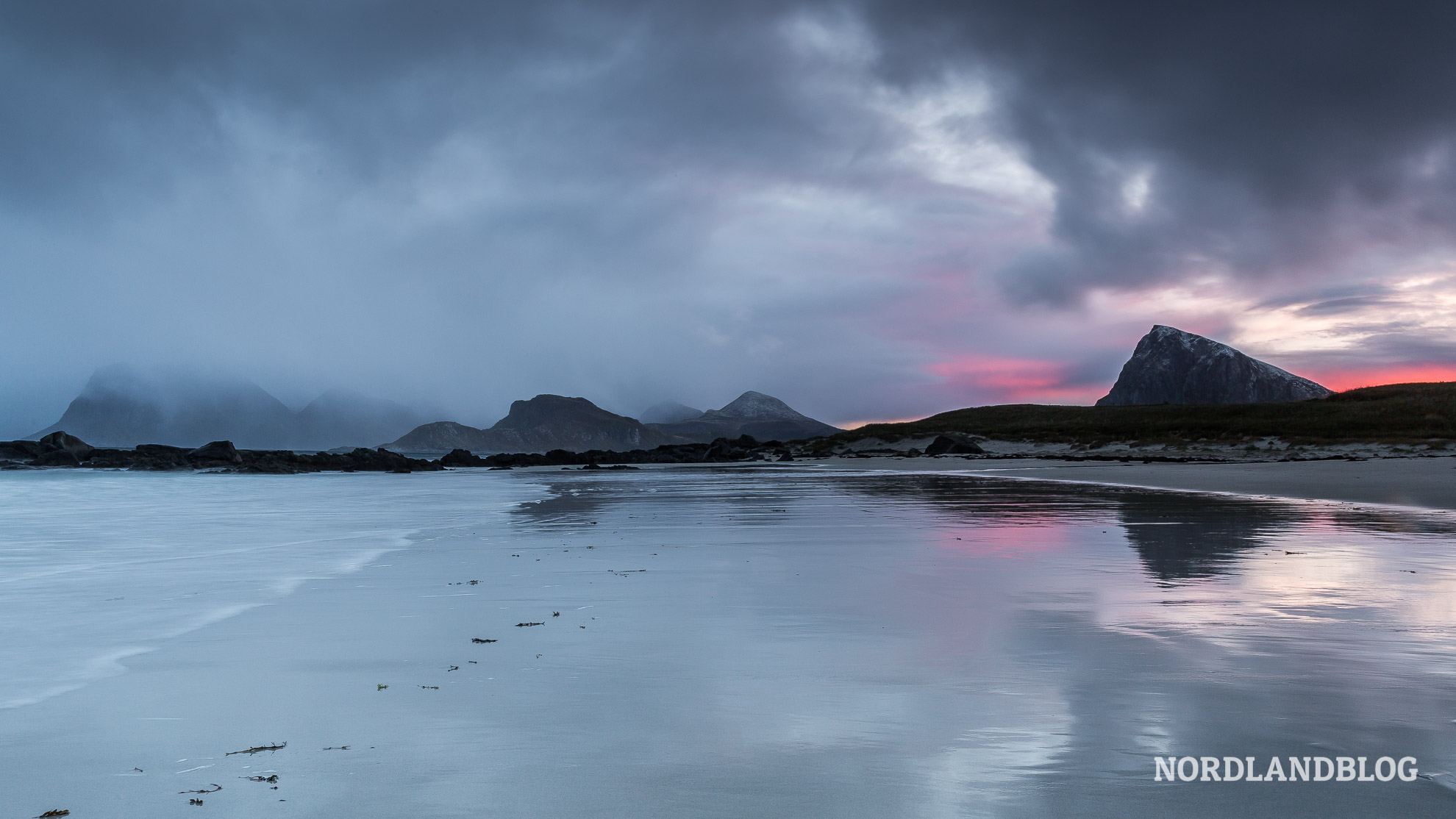Spiegelung Strand Storsandnes Traumstrände auf den Lofoten (Norwegen)