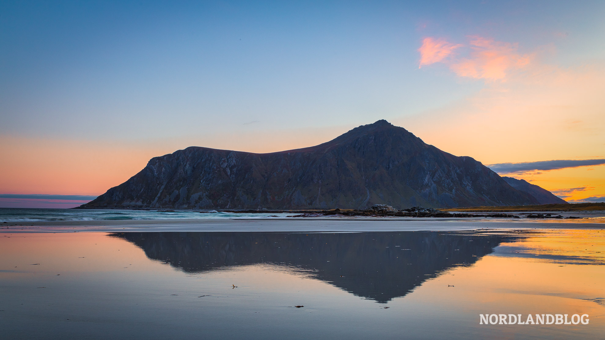 Spiegelung am Skagsanden Beach Traumstrände auf den Lofoten (Norwegen)
