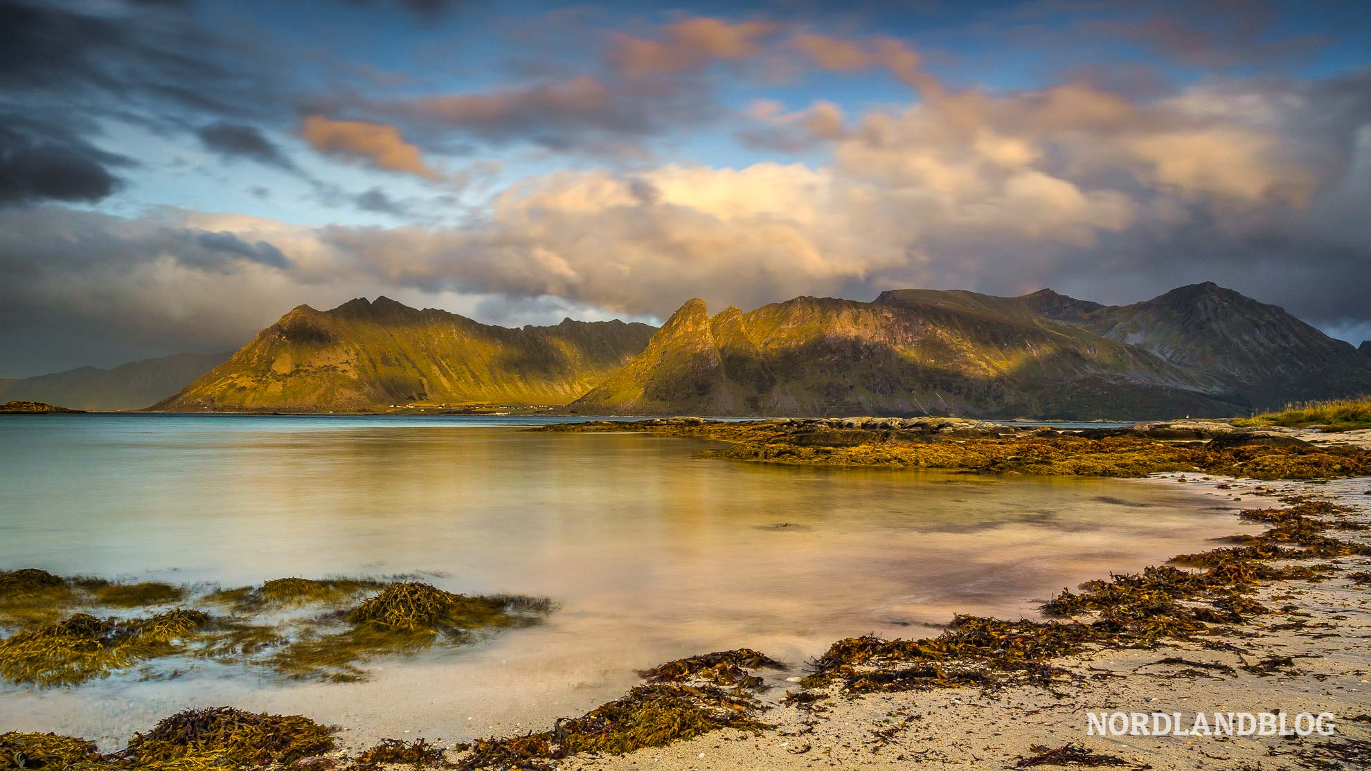 Strand Gimsoy Kirke Langzeitbelichtung Traumstrände auf den Lofoten (Norwegen)