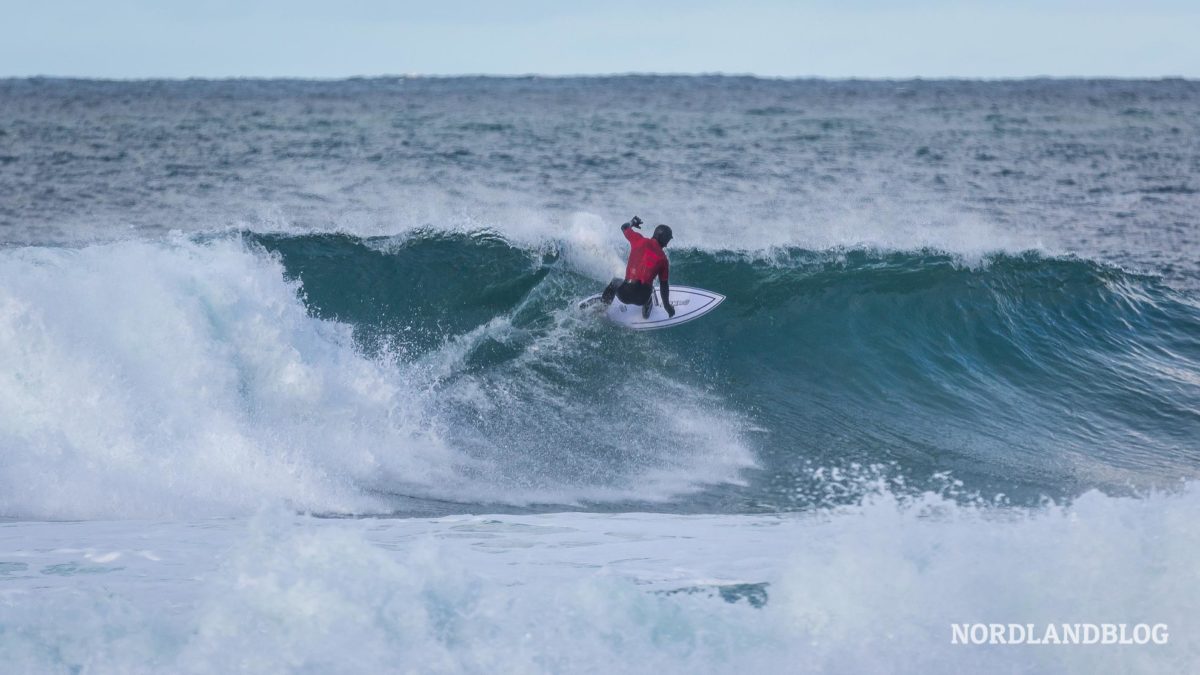 Surfer in Unstad Beach Traumstrände auf den Lofoten (Norwegen)