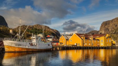 Titelbild Nusfjord Landhandel Restaurants und Essen auf den Lofoten (Norwegen)