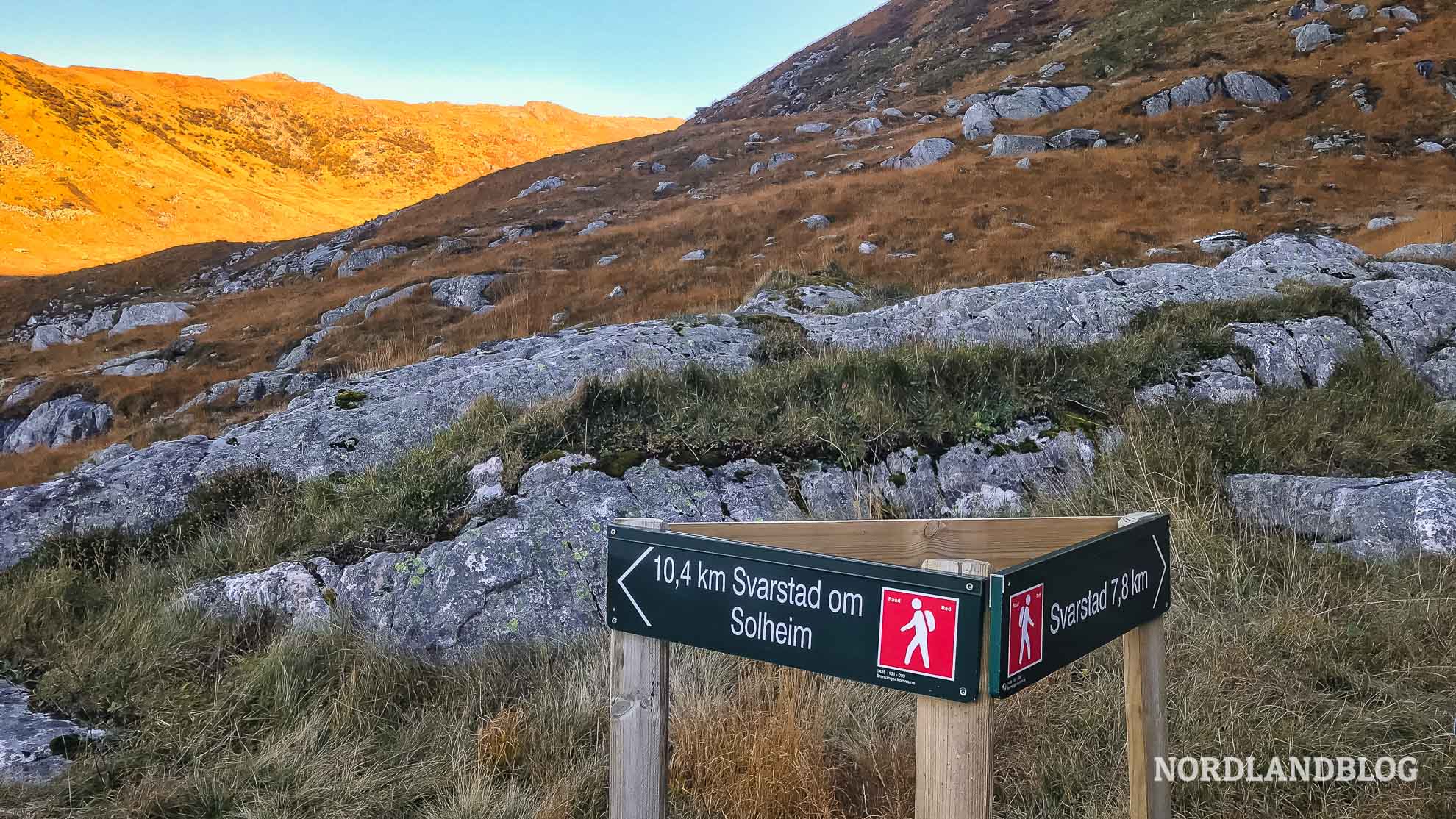 Wegweiser auf der Wanderung in die Bucht Vetvika