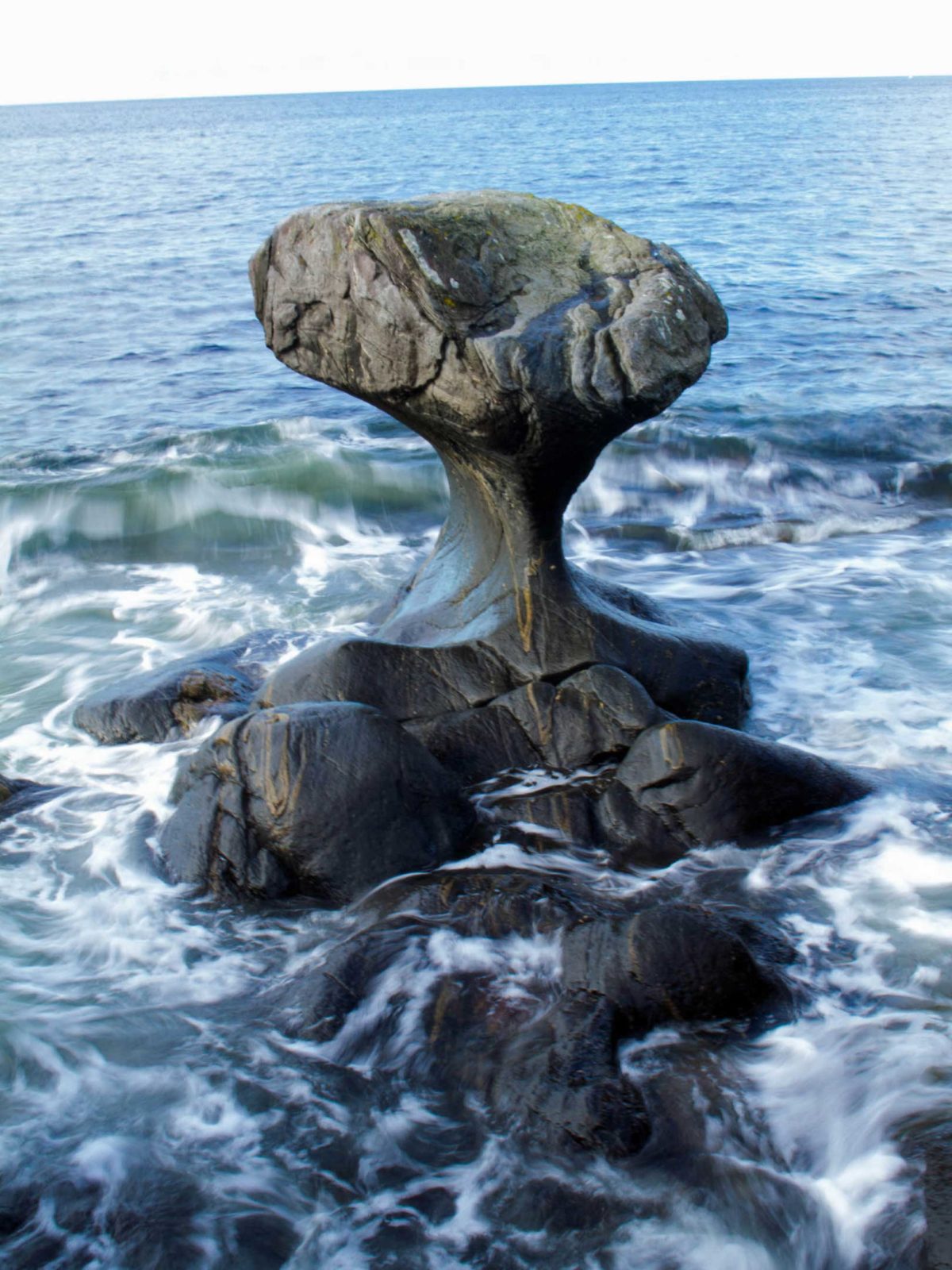 Der Kannestein auf der Insel Vågsøy bei Måløy in Norwegen.
