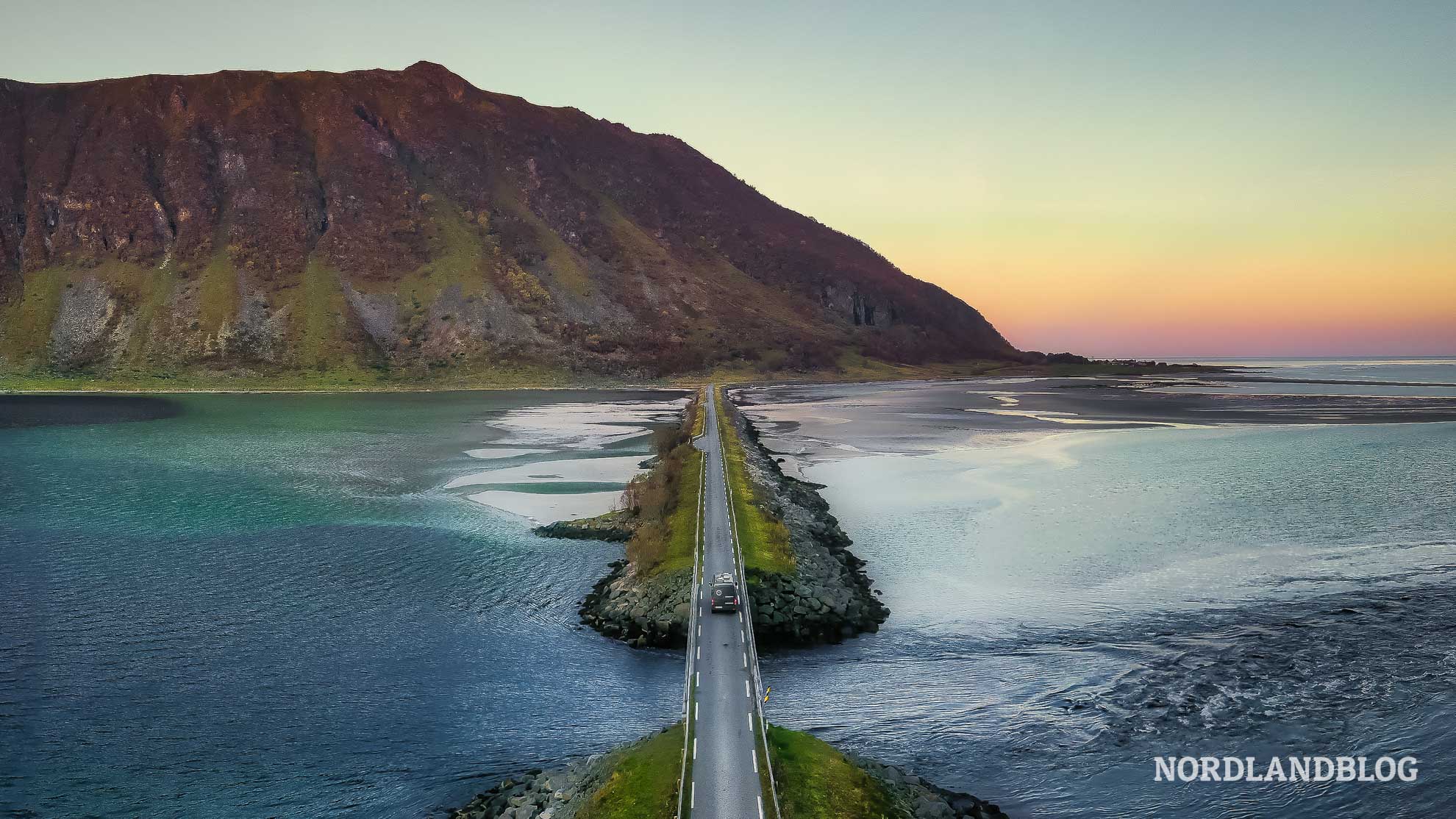 Kastenwagen Straße Rolfs Bar Lofoten Norwegen Anreise auf die Lofoten