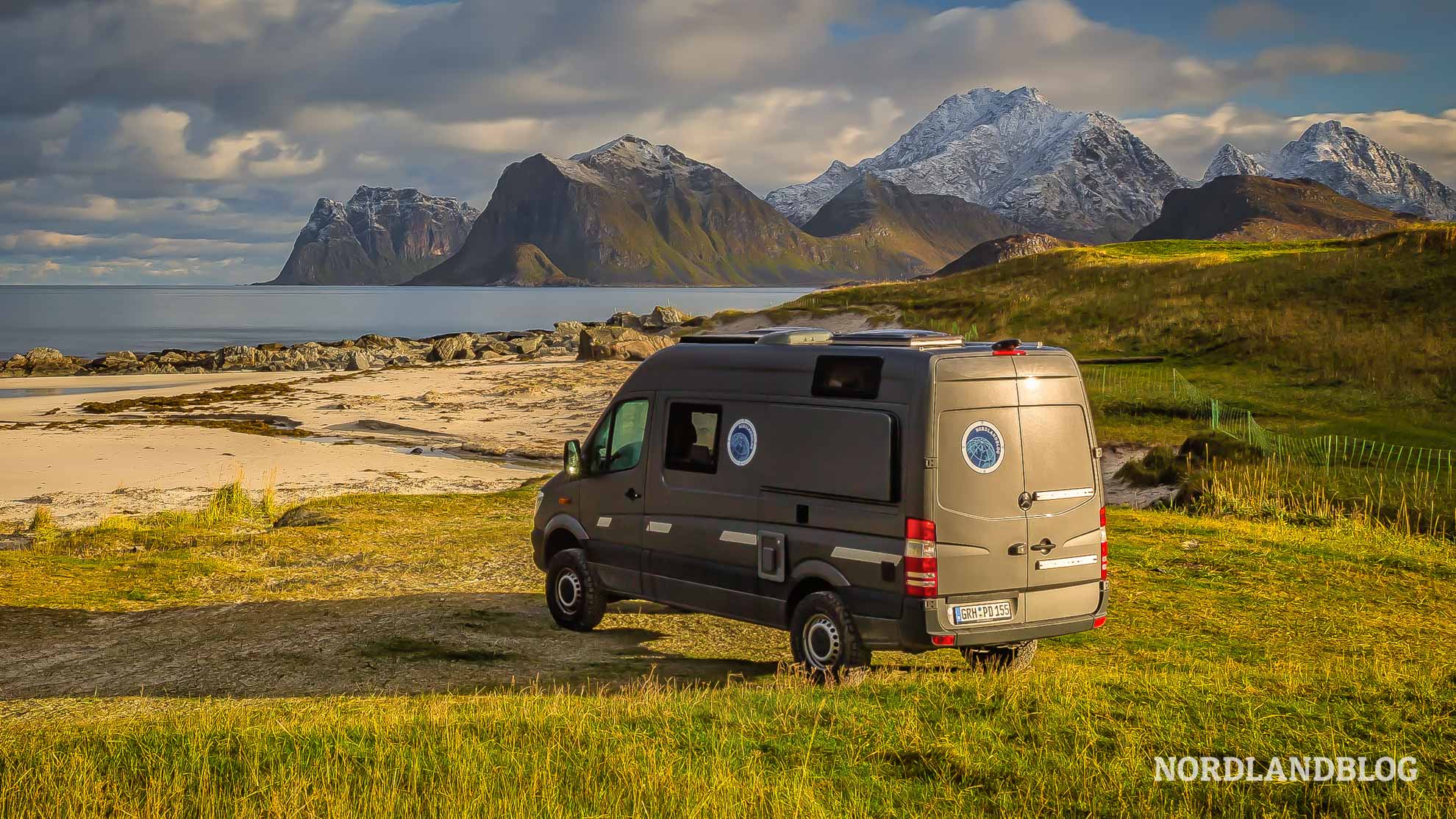 Anreise auf die Lofoten - Wohnmobil am Strand im Norden von Norwegen