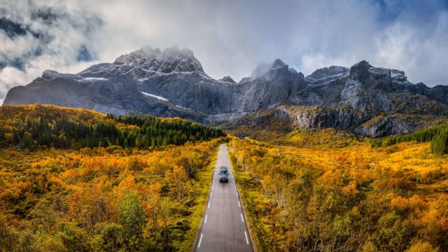 Titelbild Anreise auf die Lofoten Wohnmobil Kastenwagen Strasse nach Nusfjord (Norwegen)