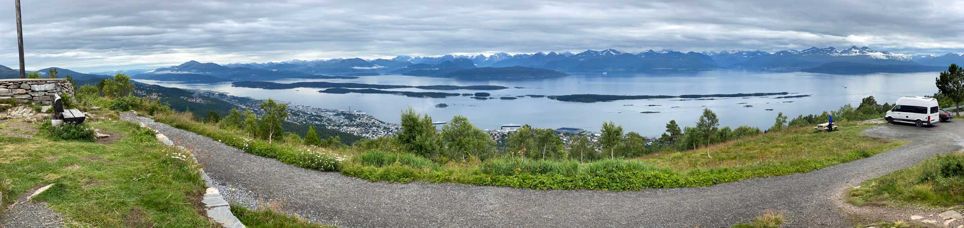 Elternzeitreise bis zu den Lofoten in Norwegen: Panorama über Molde