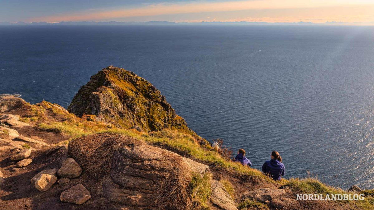 Blick vom Gipfel über das Meer Wanderung auf den Reinebringen (Lofoten - Norwegen)