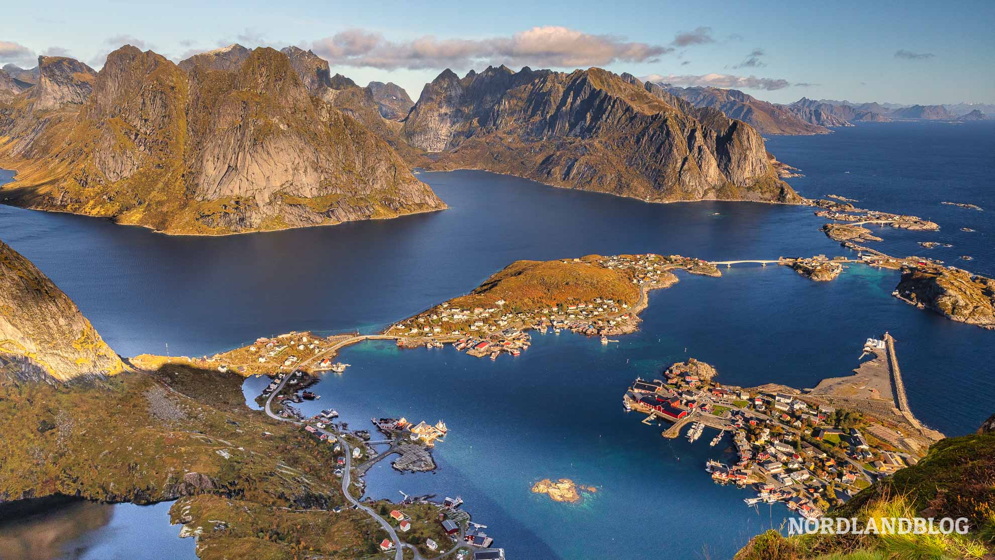 Blick vom Gipfel zum Reinefjord Wanderung auf den Reinebringen (Lofoten - Norwegen)