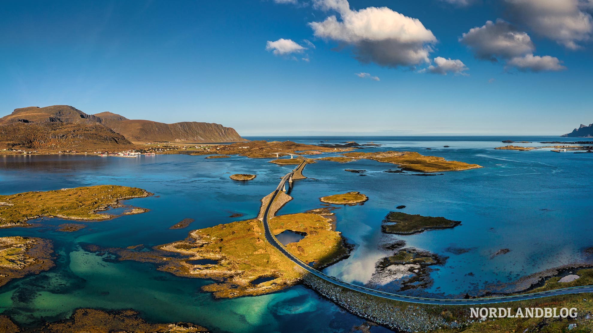 Drohnenaufnahme von der Strasse und den Brücken nach Fredvang - eine Sehenswürdigkeit und Highlight auf den Lofoten