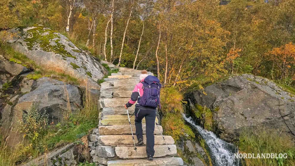Conny beim Aufstieg Wanderung auf den Reinebringen (Lofoten - Norwegen)