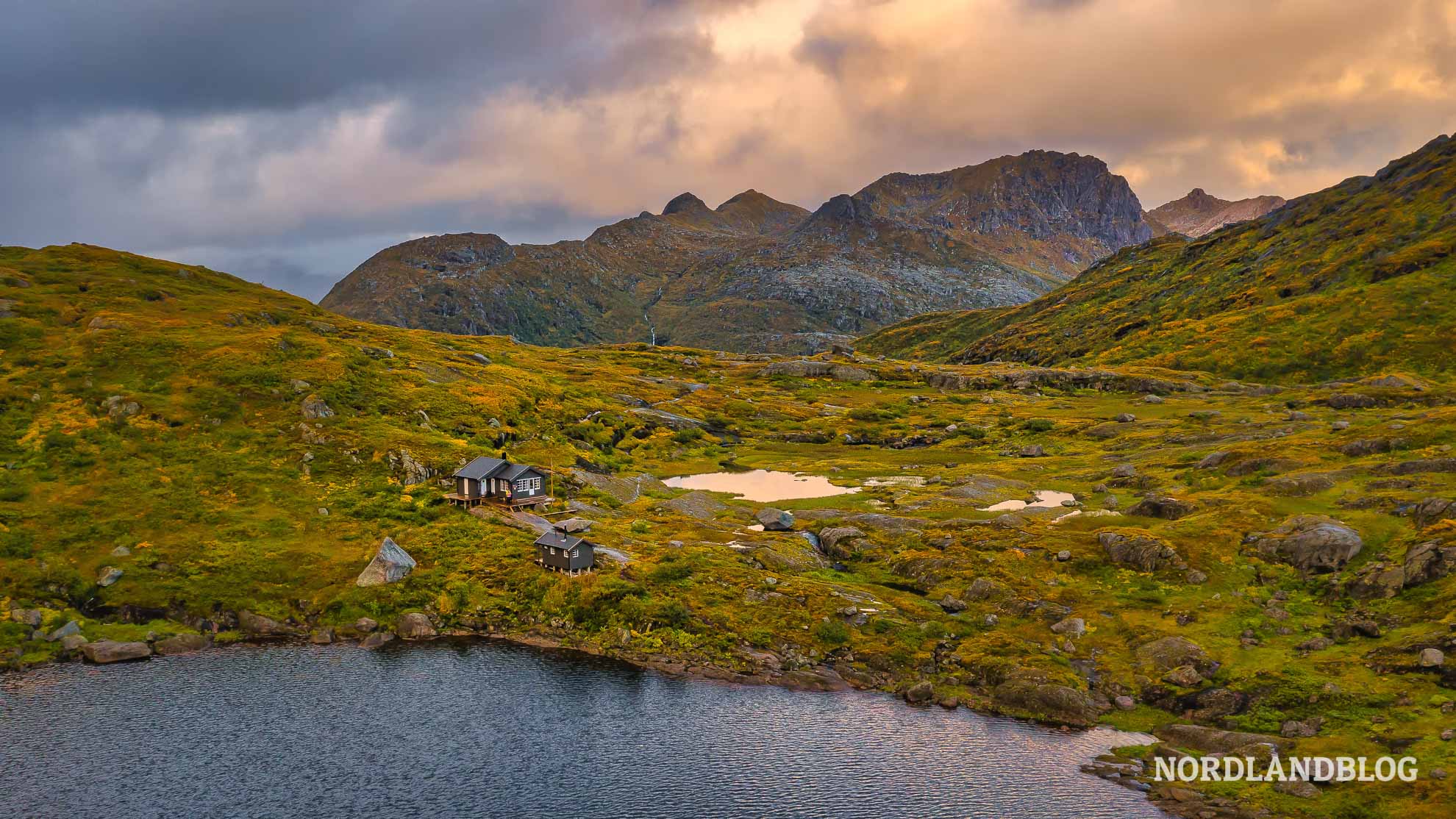 Drohne- Blick zur Hütte Wanderung zur Nøkksætra bei Svolvær (Lofoten in Norwegen)