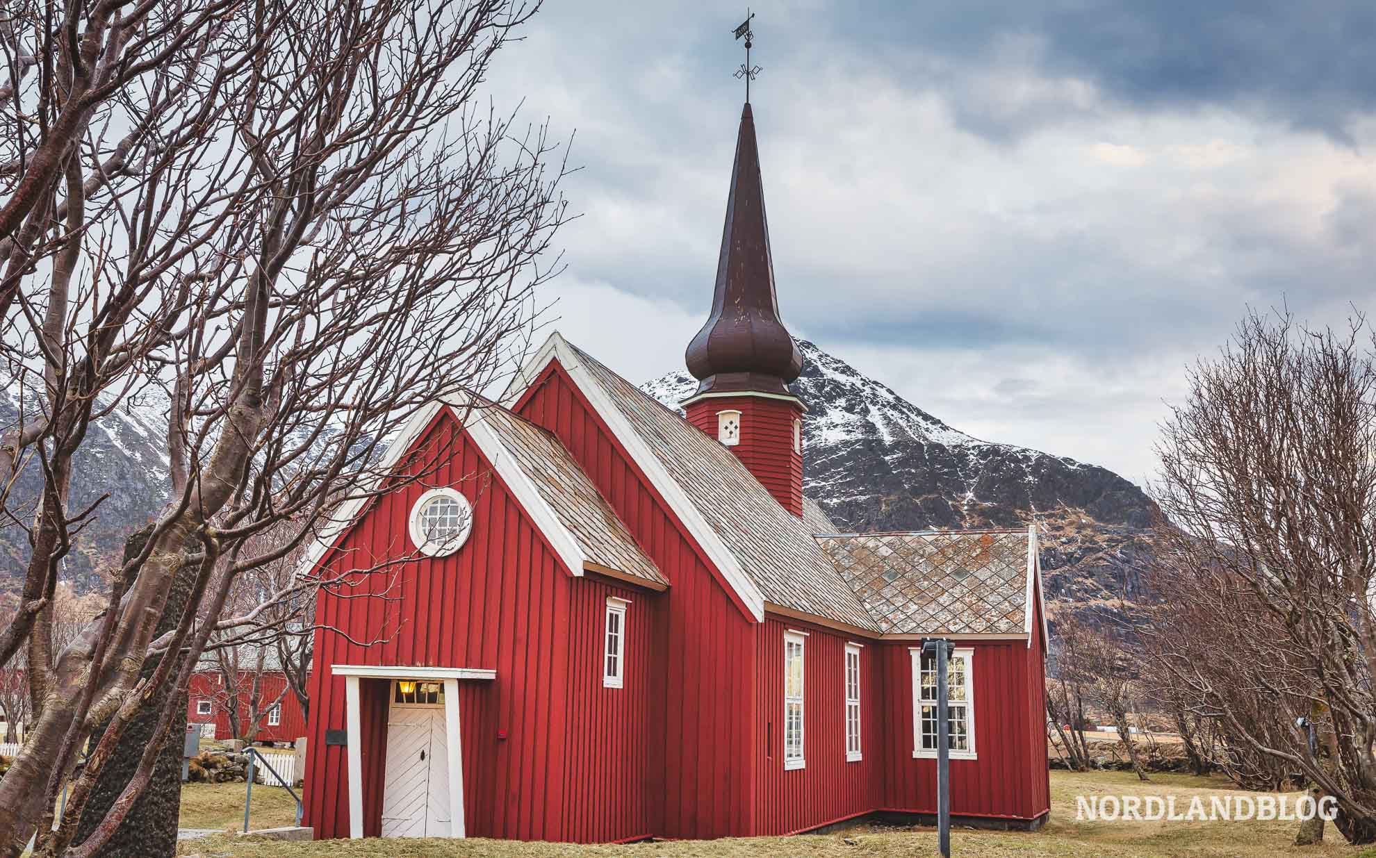 Sehenswürdigkeiten und Highlights + Fotomotive auf den Lofoten: Kirche von Flakstad