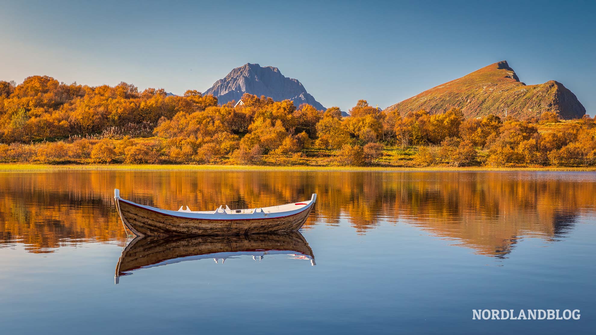 Herbst auf den Lofoten- Boot im See - Beste Reisezeit Lofoten