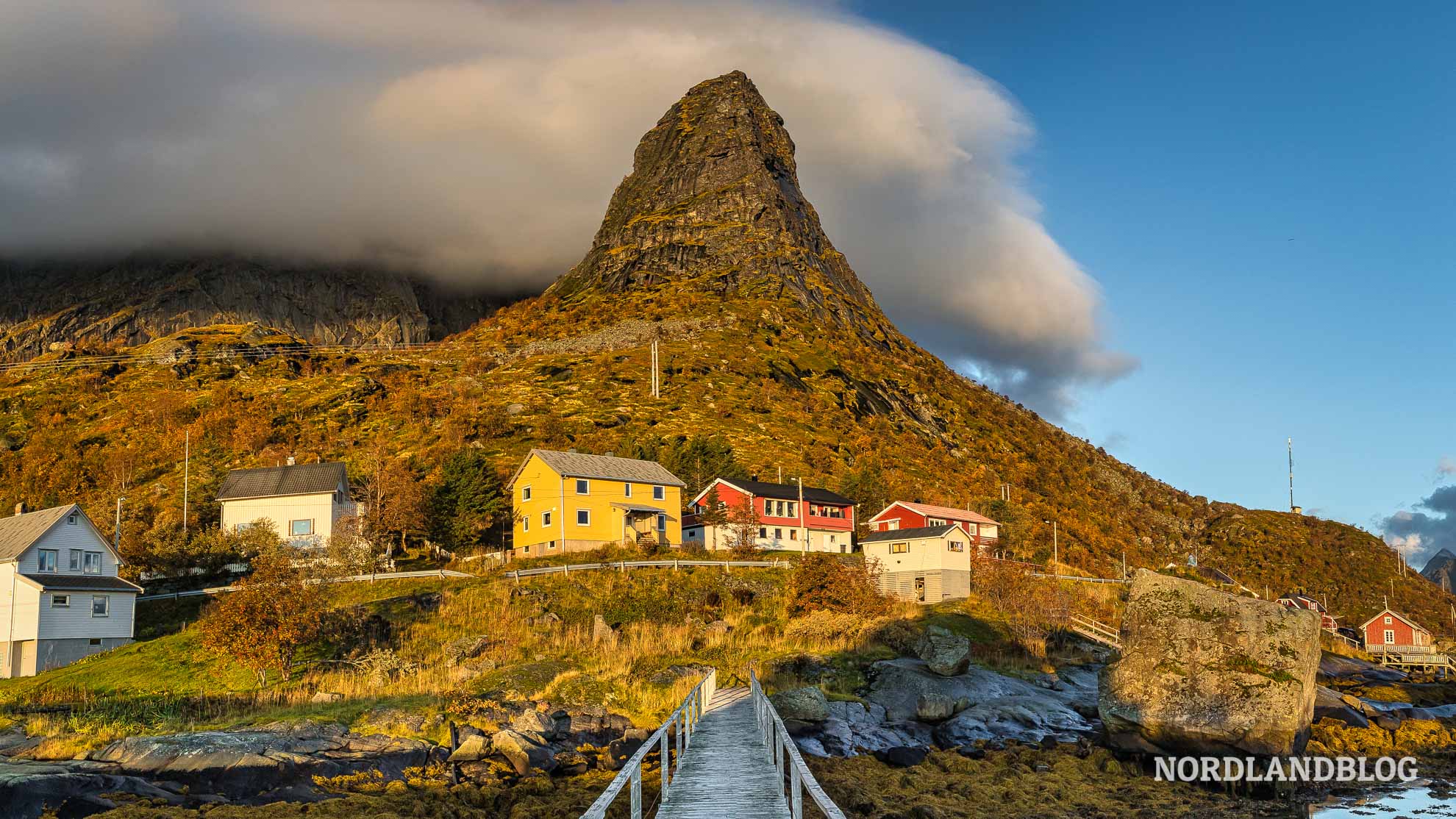 Blick zum berühmten Horn bei Reine auf den Lofoten (Norwegen)