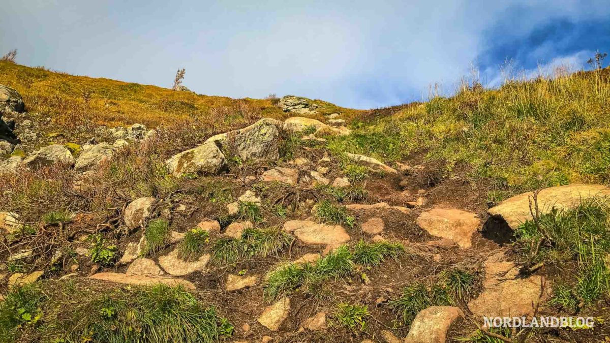 Letzte Meter Aufstieg Wanderung auf den Reinebringen (Lofoten - Norwegen)