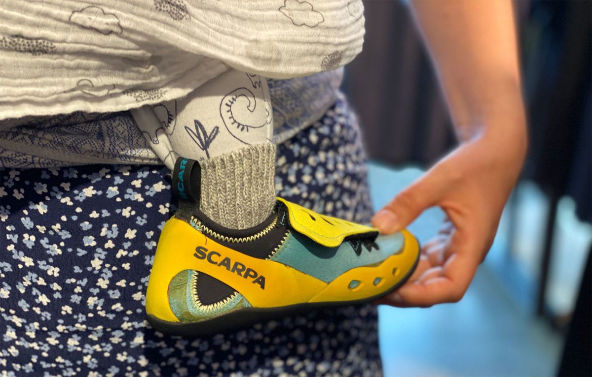 Oskar-mit-seinen-ersten-Sportschuhen
