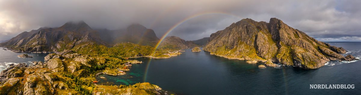 Panorama mit Drohne vom Fischerdorf Nusfjord auf den Lofoten in Nordnorwegen