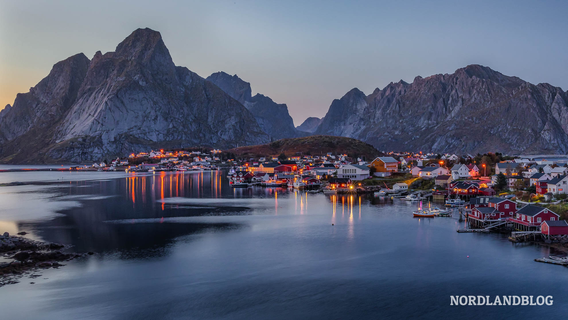 Die Bucht vor dem Fischerdorf Reine vom Reinehalsen aus gesehen - ein weiteres Fotomotiv auf den Lofoten