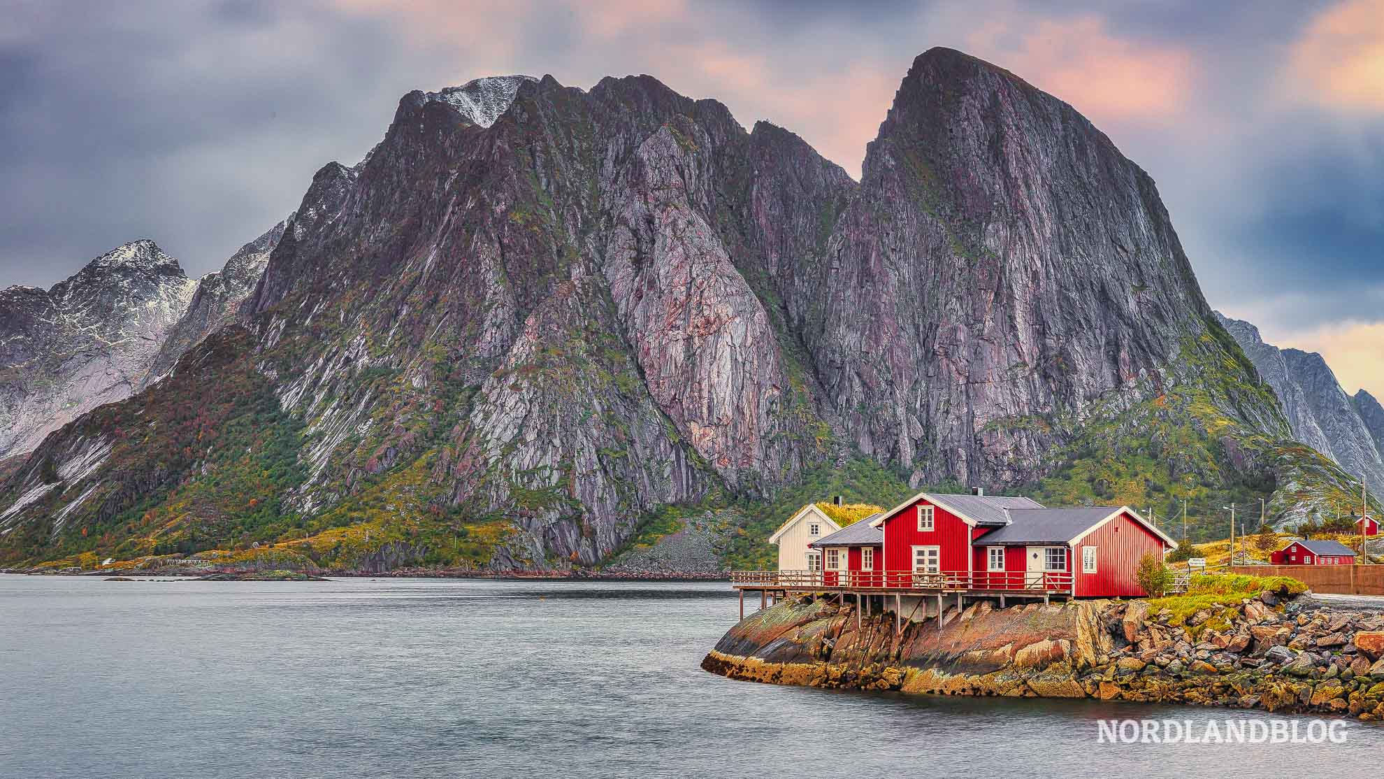 Rorbuer (Fischerhütten) auf den Lofoten in Nordnorwegen (Insel Lille Toppoya)