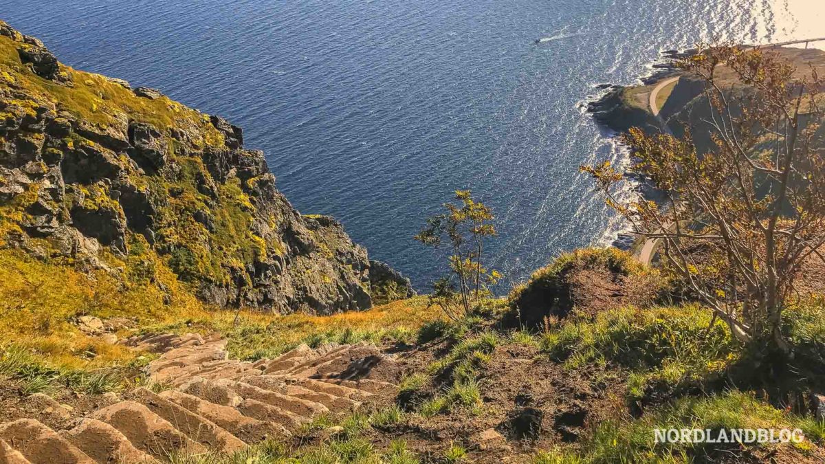 Treppen Stufen zum Gipfel Wanderung auf den Reinebringen (Lofoten - Norwegen)